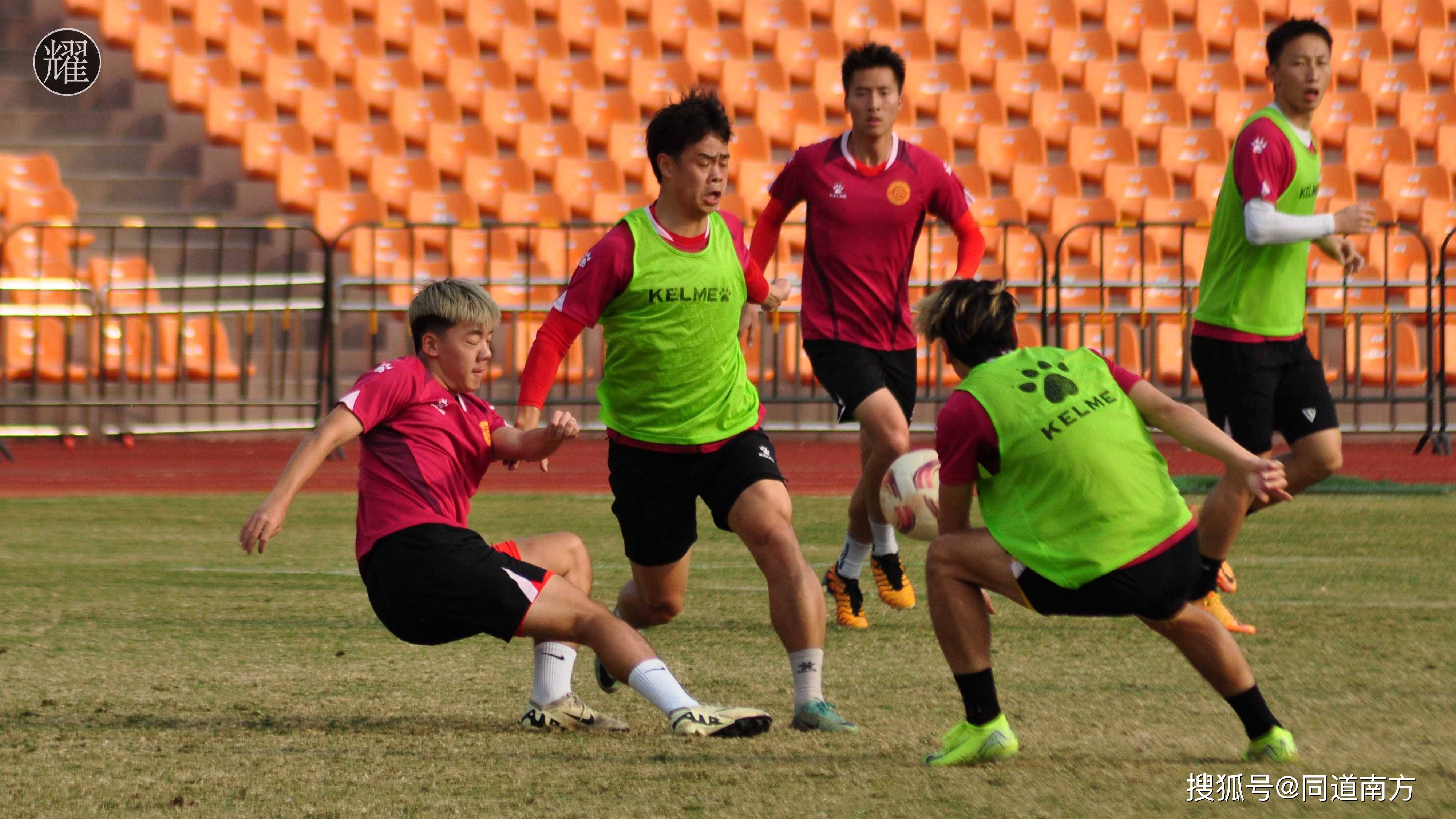 热衷足球运动的球迷翘首以待明星球员表现的简单介绍