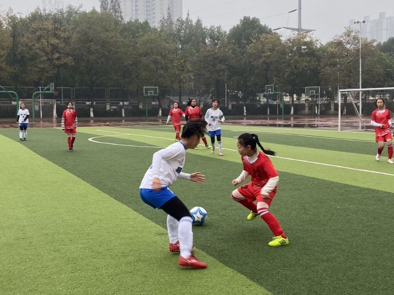 包含女子足球锦标赛表现优秀，展现团队合作精神的词条