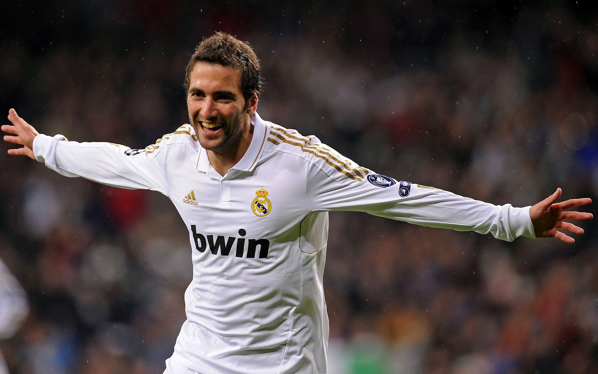 RNG带队取胜！，凯恩重要时刻战术调整热度持续攀升